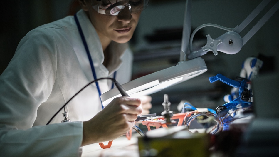 El ingeniero en electrónica se encarga de diseñar, probar y supervisar la fabricación de sistemas y dispositivos electrónicos