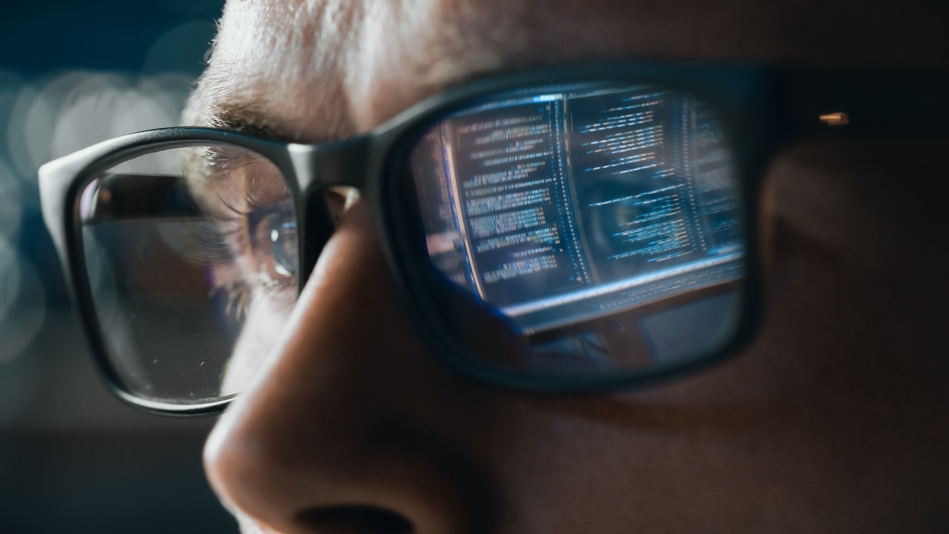 El analista forense digital se encarga de identificar, preservar e interpretar las evidencias digitales para investigar incidentes de ciberseguridad