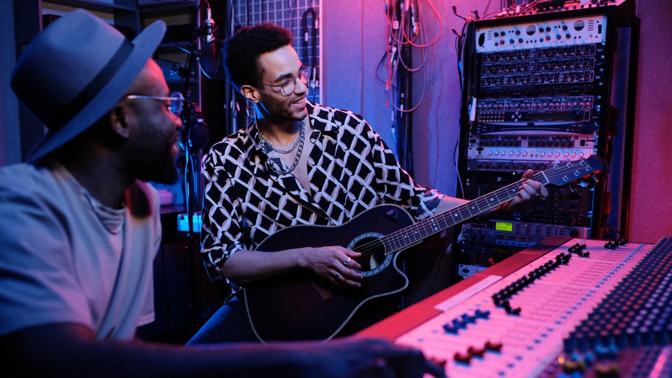 Un manager musical es el profesional que dirige la carrera de un artista o agrupación en la industria de la música