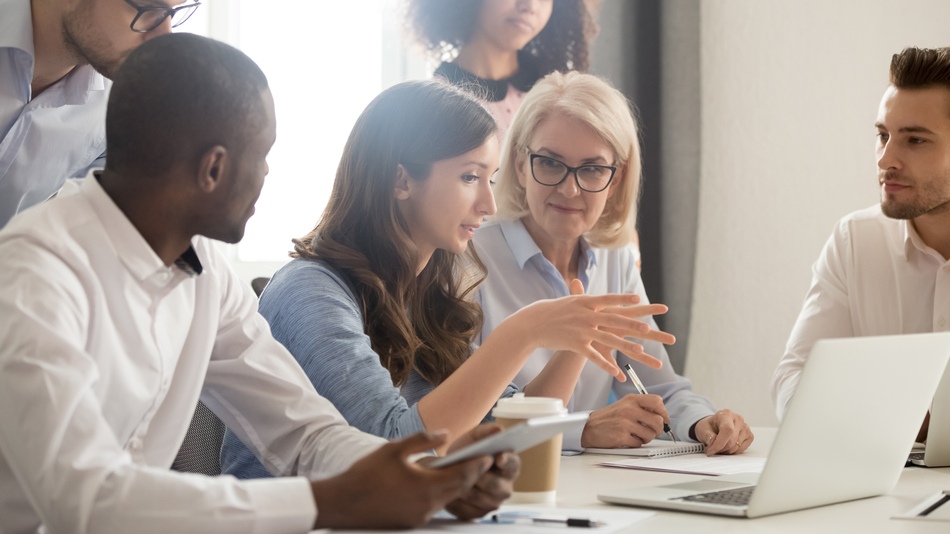 El capacitador planea, imparte y evalúa acciones de formación que ayudan a los trabajadores a desarrollar competencias para su puesto y para los objetivos de la organización