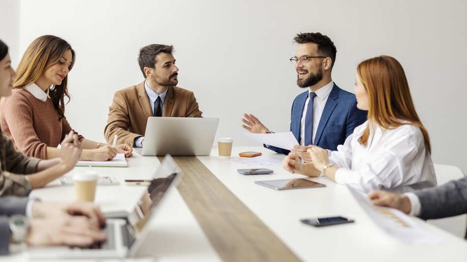 Un coordinador de comunicación interna es el profesional que implementa las estrategias de transmisión de información dentro de una organización