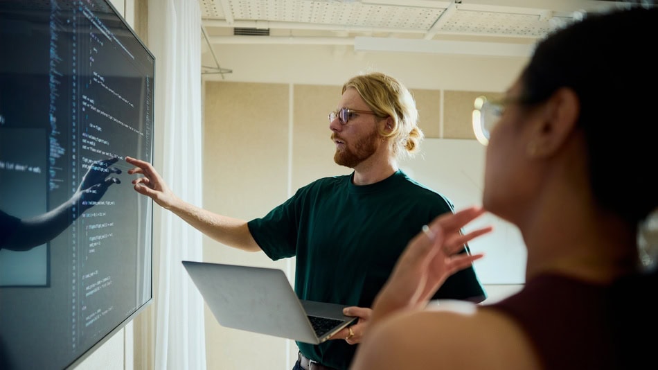 Un algorithm engineer es el profesional que estructura modelos lógicos para resolver problemas de procesamiento de datos