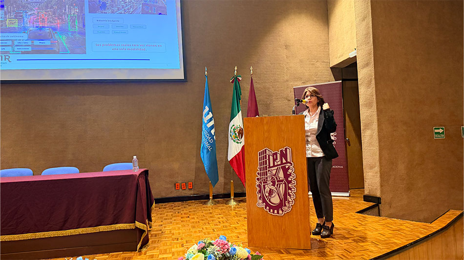 La Dra. Patricia Ray&oacute;n Villela present&oacute; la ponencia &lsquo;Inteligencia Artificial Multimodal y Agentes Inteligentes&rsquo;.