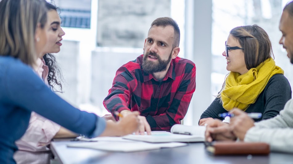 Un integrador social es el profesionista que acompaña a personas o grupos en situación de vulnerabilidad para que participen en igualdad de condiciones en la sociedad