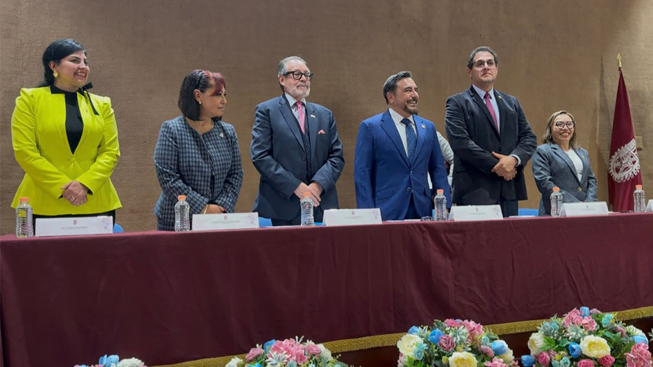 Tercero por la izquierda, el Dr. David Mej&iacute;a, rector de UNIR en M&eacute;xico, en la mesa presidencial de las Jornadas de Inteligencia Artificial IPN-UNIR.