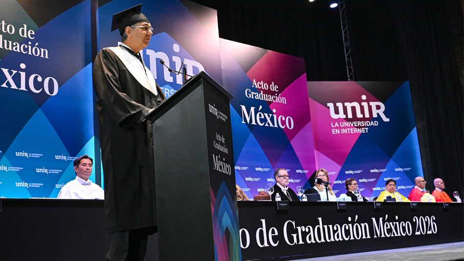 La voz del estudiante estuvo representada en el estrado por Arturo Narro.