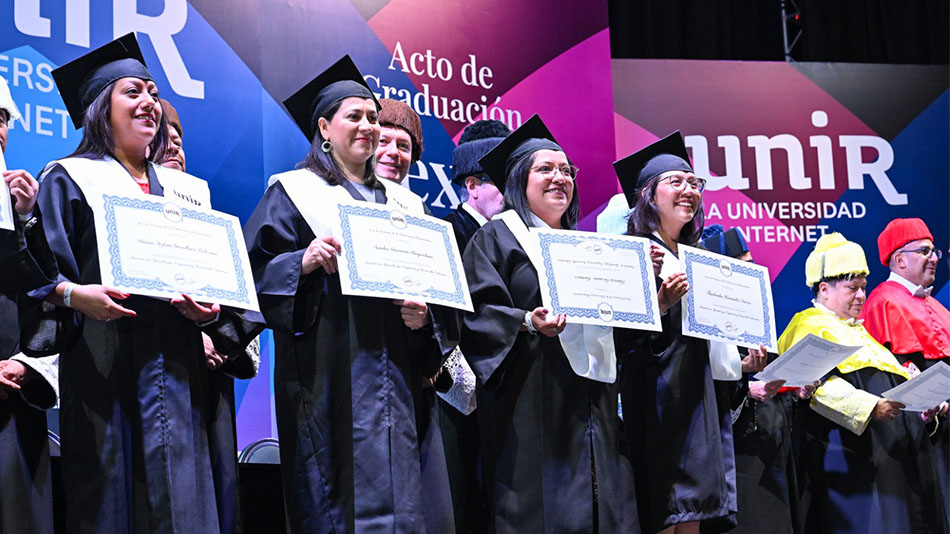Sobre el escenario, cada diploma represent&oacute; mucho m&aacute;s que un t&iacute;tulo: fue la prueba tangible de un desaf&iacute;o superado. 