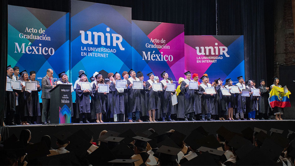 Grupo de estudiantes con su diploma.