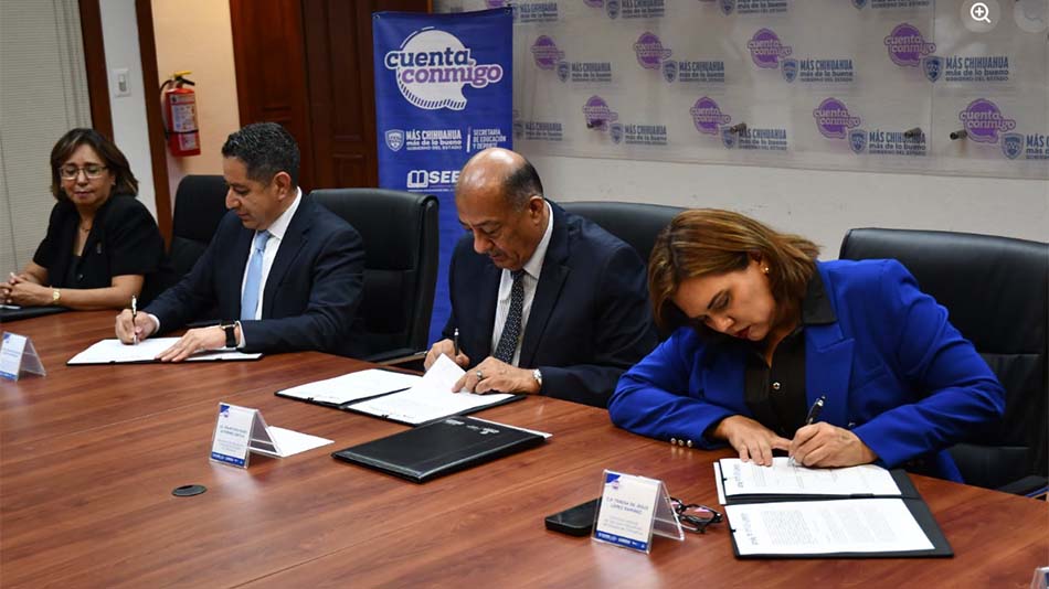 Los asistentes firman el acuerdo.