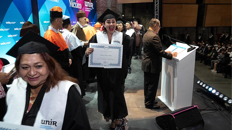 La recogida del diploma simboliza el &eacute;xito del alumno de UNIR.