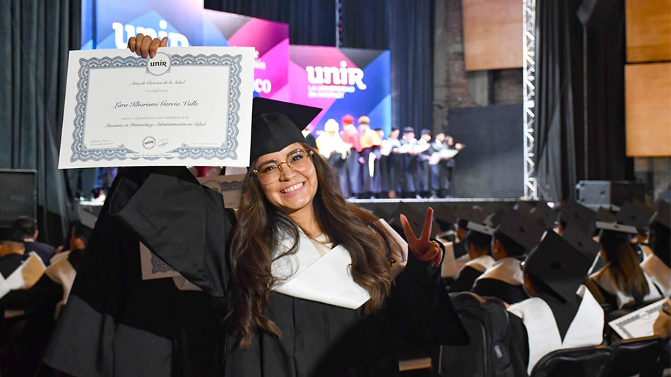 Egresada celebra su triunfo diploma en mano