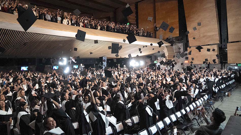 Explosi&oacute;n de alegr&iacute;a de los estudiantes al final de la ceremonia con el lanzamiento de los birretes al aire.