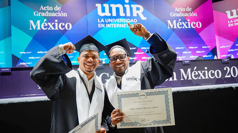 Entusiasmo de dos egresados de UNIR M&eacute;xico al t&eacute;rmino de la ceremonia.