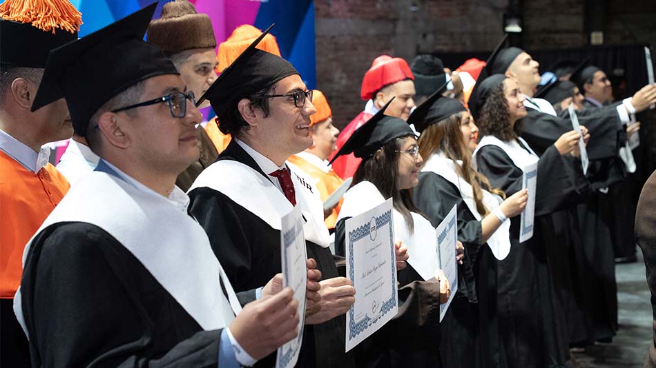 Estudiantes muestran sus diplomas.